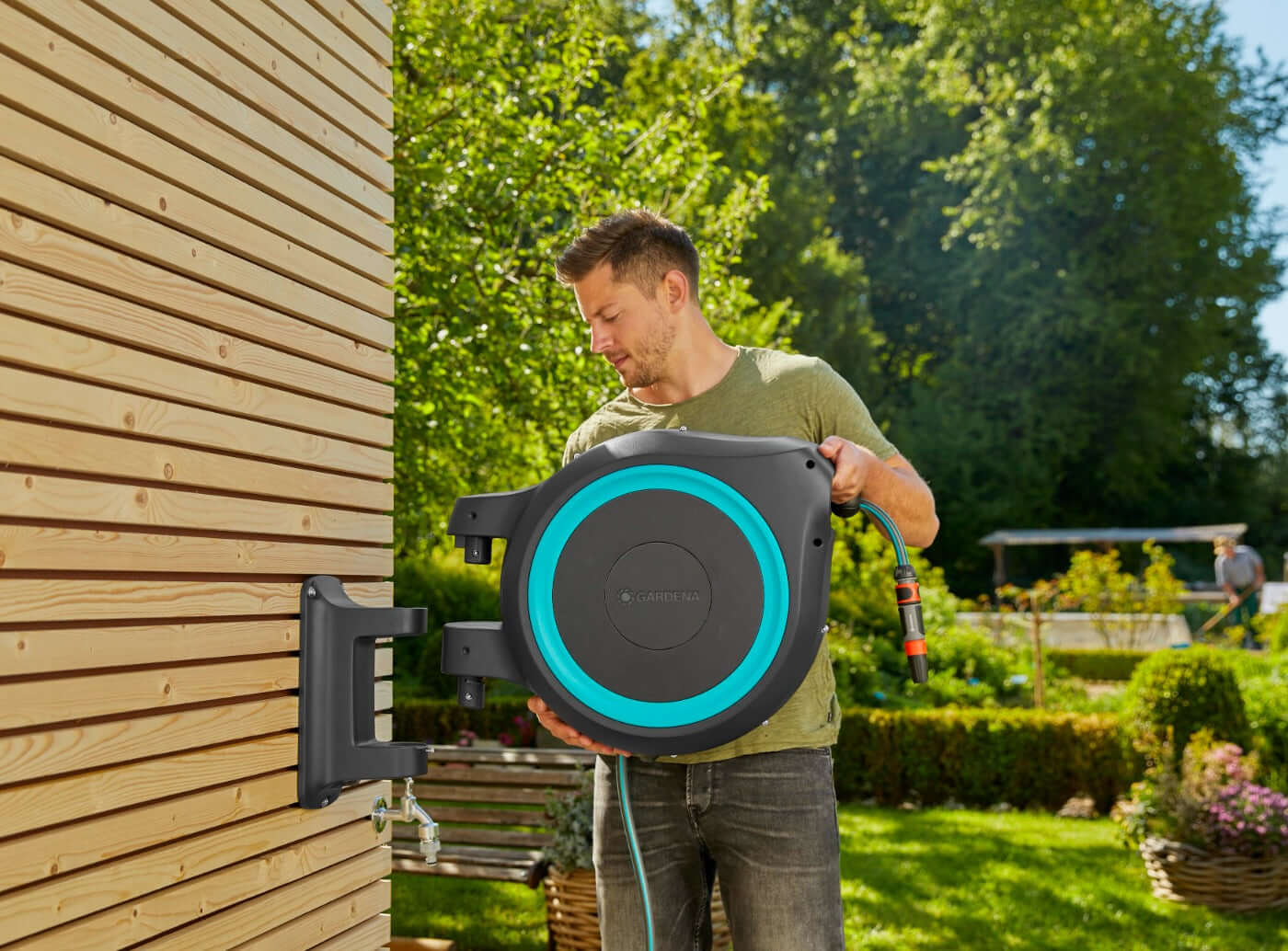 How to install your Gardena wall mounted hose reel in 7 steps